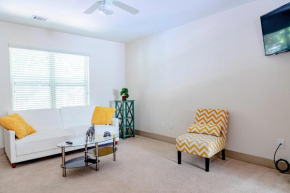 Cozy townhouse in the heart of the city!